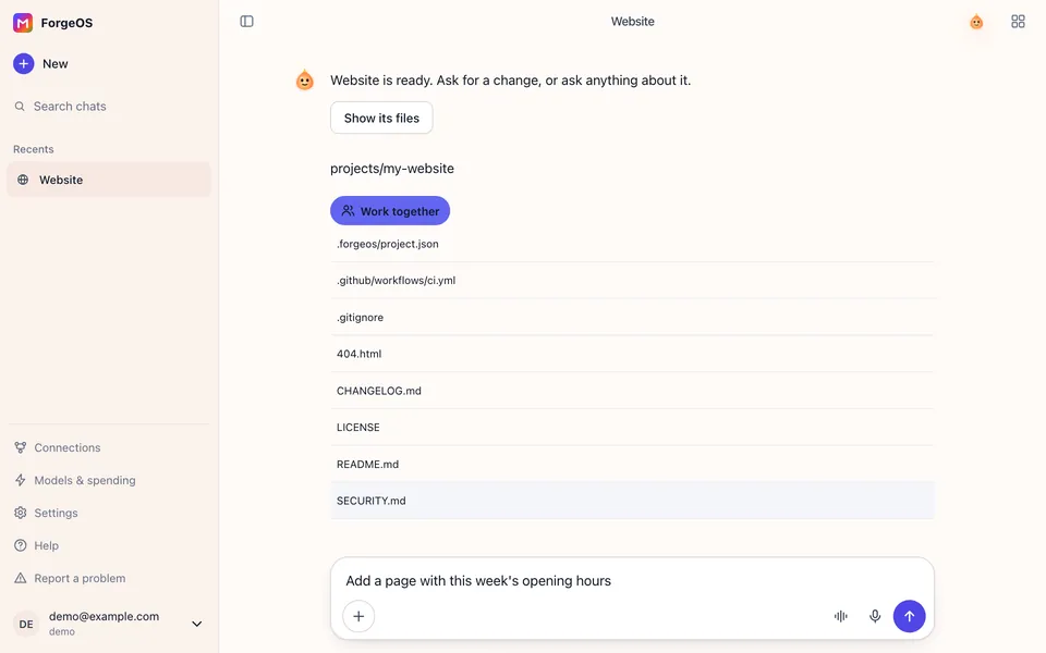 El chat de ForgeOS en un portátil: un proyecto llamado Website, Ember diciendo que está listo y mostrando sus archivos, y una nueva petición escrita en la caja.