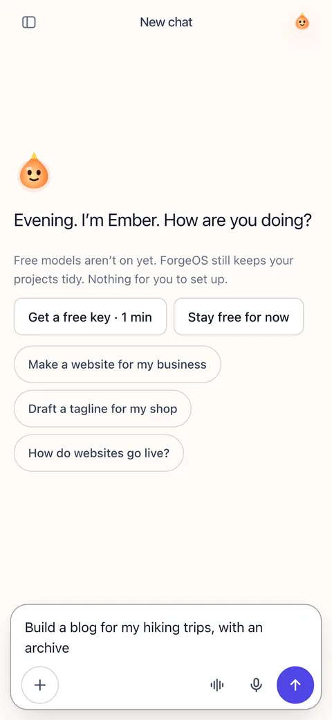 El chat de ForgeOS en un móvil: Ember saludando, sugerencias para empezar y una petición escrita en la caja.